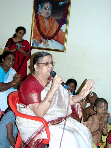 Ammagaru addressing after innaugurating Vedic Seminar