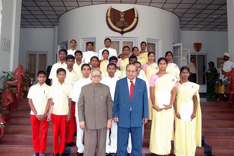 Dr.Vedavyas and Sri T.N. Chaturvedi with University students